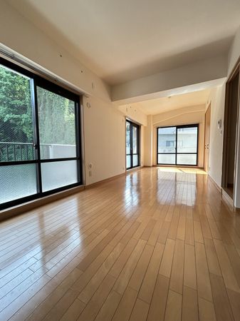 プラネット五基 南西角部屋の明るいリビング