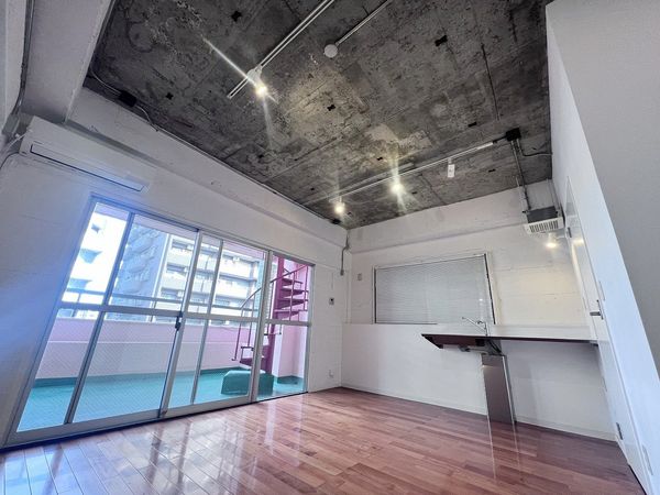 林ビル 天井がコンクリート打ちっ放しの約9.0帖洋室(エアコン設置)