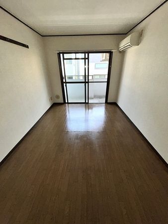 北岡ビル 洋室（約6帖）