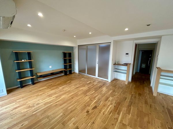 大手町一番ビル 無垢材使用のフローリング