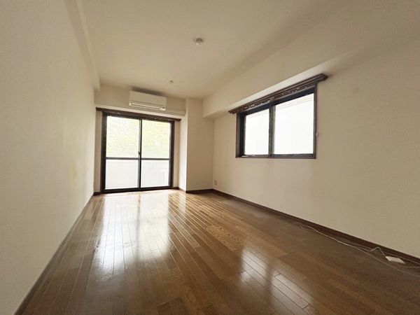 ヴィラージュ南青山 洋室約9.9帖　クロス張替え予定