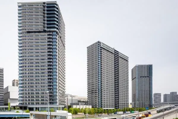圧倒的な存在感を放つトリプルタワー