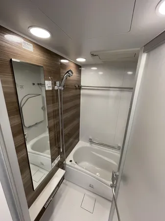 浴室。浴室内換気乾燥機能付。※空室時の写真となります。