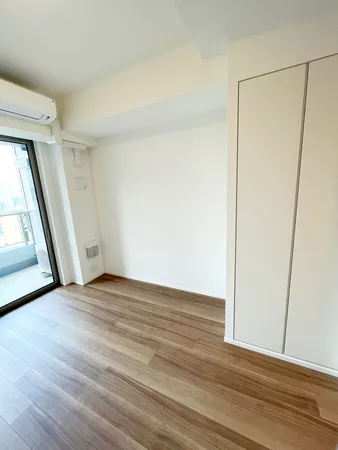 洋室約６帖。床暖房有。※空室時の写真となります。