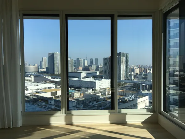 リビングからの眺望。ダイナミックパノラマウィンドウを採用し開放感がございます。