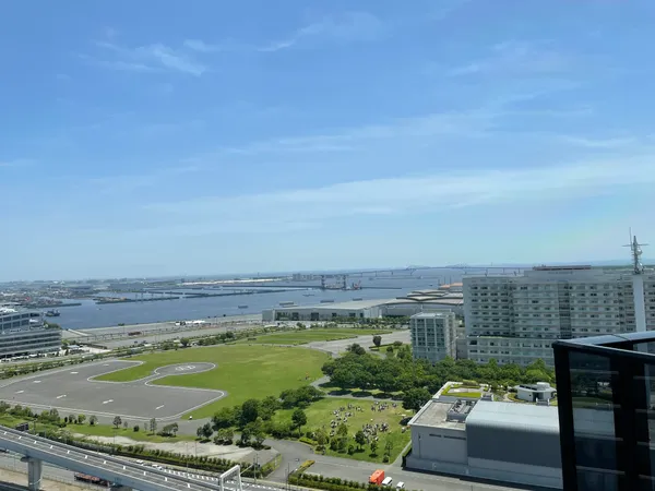 バルコニーからの眺望。東京ゲートブリッジを望みます。