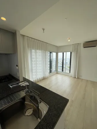 リビングダイニングキッチン約１４．８帖。キッチンは対面式の為、開放感がございます。