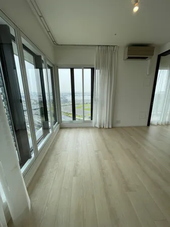 リビングダイニング約１１帖。東・北向の２面採光。