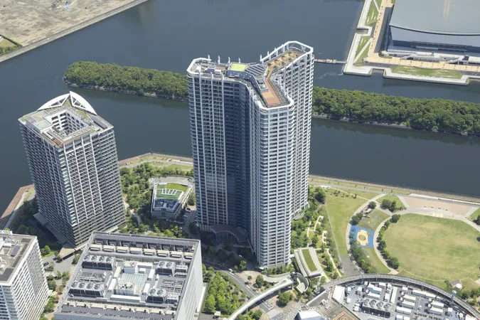 暮らしをサポートする多彩な共用施設をそろえた、地上45階建てタワーマンション。有楽町線「豊洲」駅が徒歩圏内、快適ライフが叶うロケーションです。