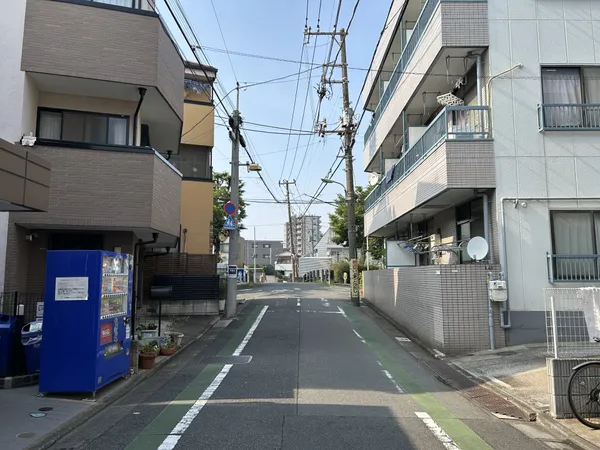 西側前面道路