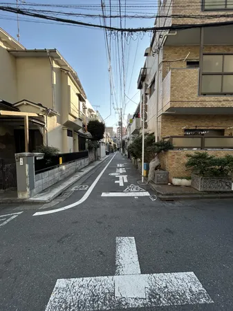 西側前面道路