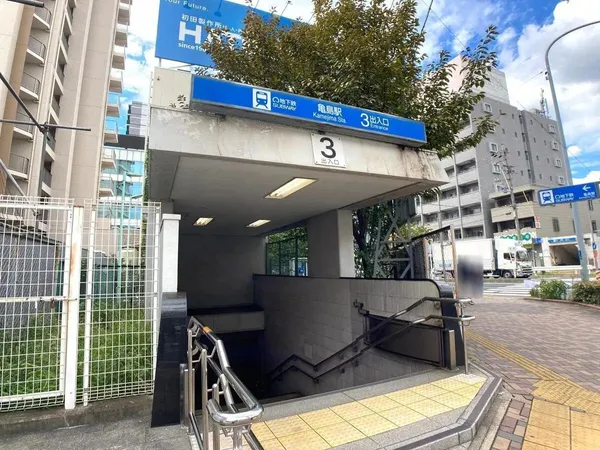 徒歩8分。