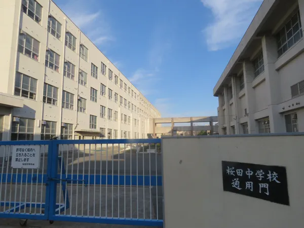 徒歩5分。