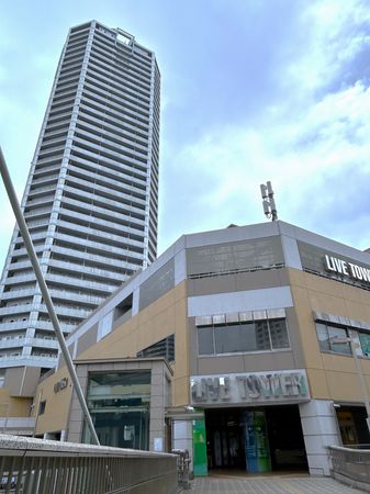 ライブタワー武蔵浦和 建物外観：ペデストリアンデッキ直結、LIVE TOWRS