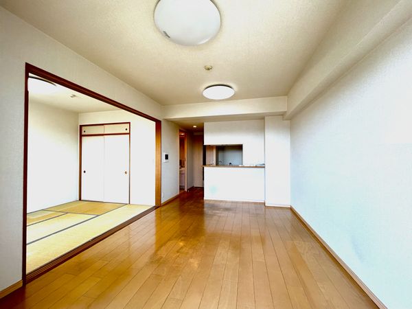 ウィズ川口パークガーデン 仕切り開放時約16.1帖の画像、照明は撤去予定（クリーニング前）