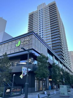 プラウドタワー川口クロス 建物外観：樹モールプラザ１階にエントランスゲートがございます。