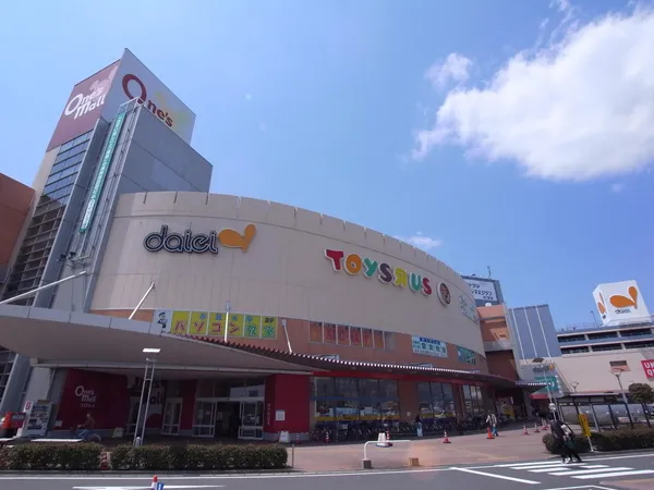 徒歩11分。国道16号線沿いの大型ショッピングモール。モール内にはロピア、ドン・キホーテ、マツモトキヨシ、コジマ×ビックカメラ等があります。