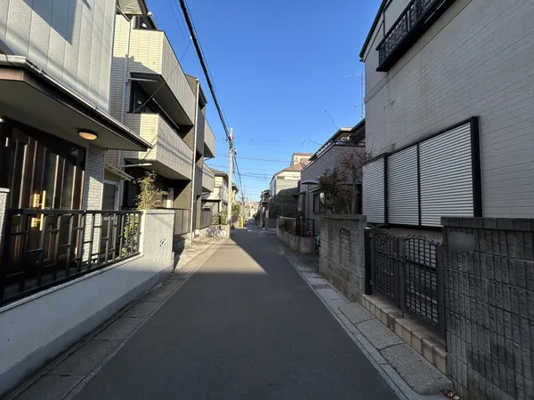 北東側前面道路