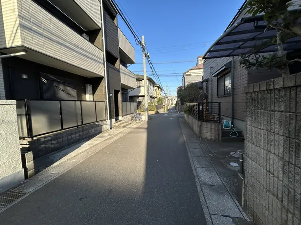 北東側前面道路