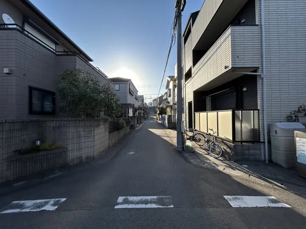 北東側前面道路