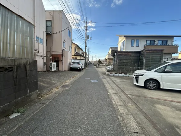 北東側前面道路