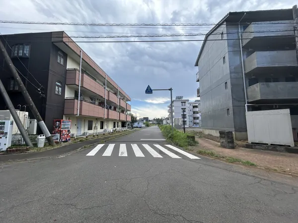 北東側前面道路