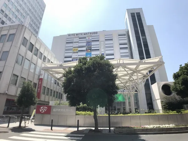 徒歩11分。ロピア、ニトリ等が入る商業施設