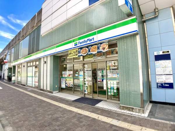 徒歩5分。