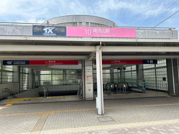 徒歩8分。