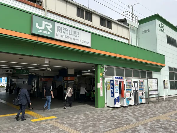 徒歩8分。