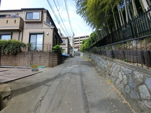 前面道路（２０２６年４月撮影）