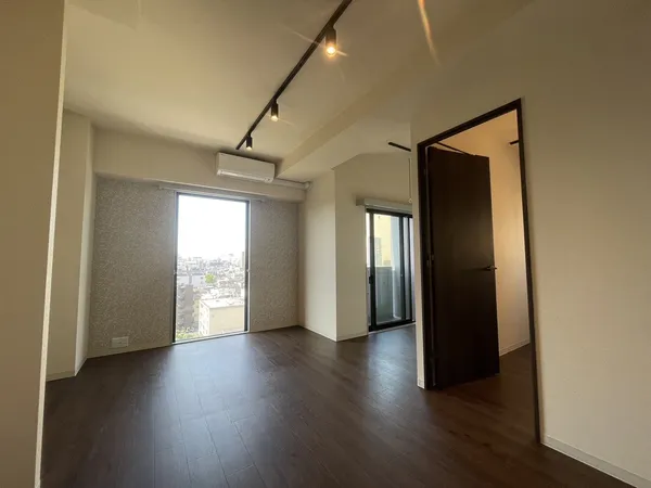 室内（玄関側から撮影）